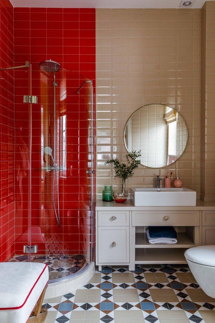 Couleur rouge à l'intérieur de la salle de bain - photo