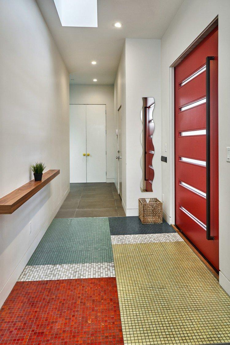 Couleur rouge à l'intérieur du couloir et du couloir - photo