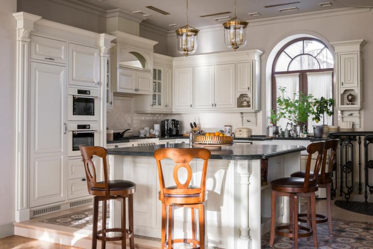 Cuisine classique avec îlot - Design d'intérieur