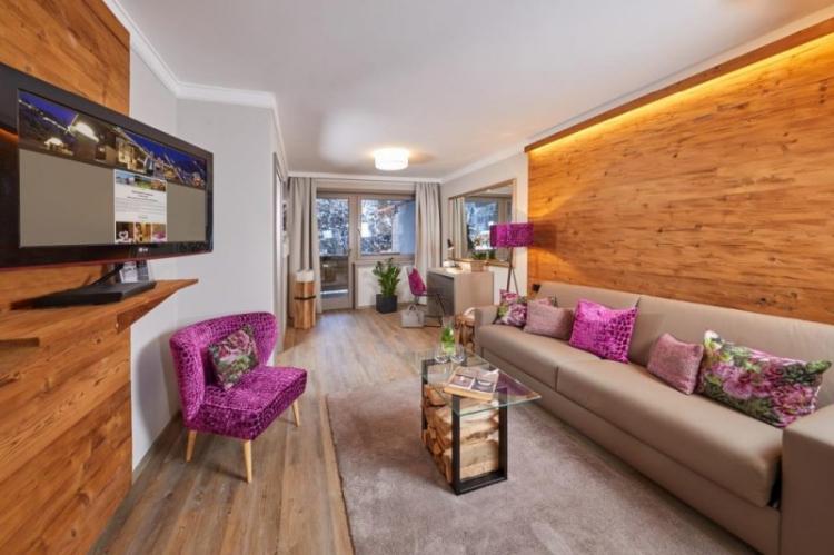 Stratifié sur le mur du salon - photo