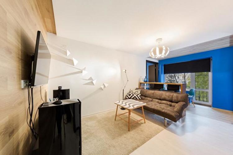 Stratifié sur le mur du salon - photo