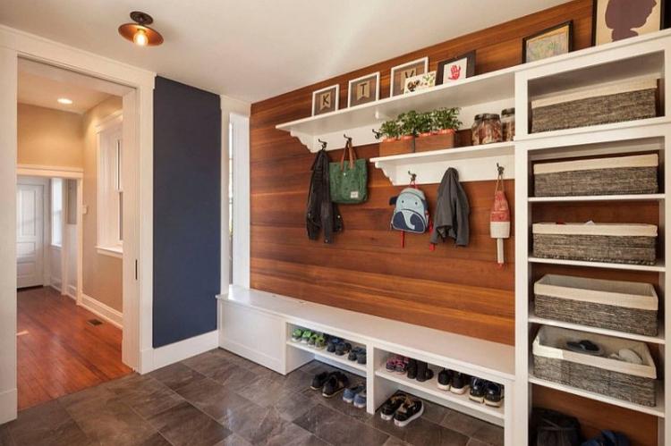 Stratifié sur le mur dans le couloir - photo