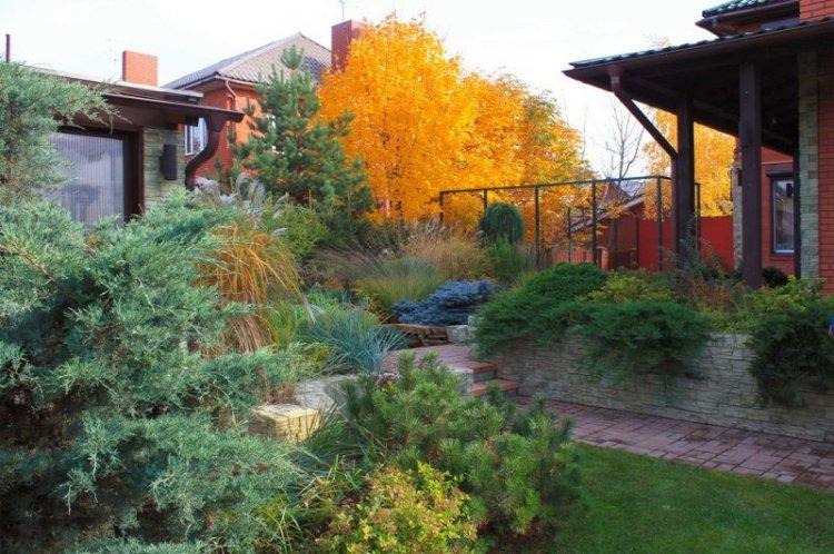 Pelouses et parterres de fleurs - Aménagement paysager de la zone suburbaine photo