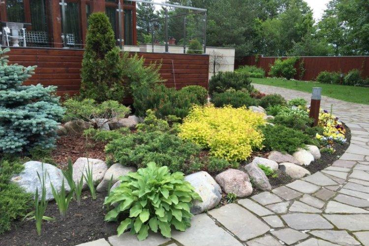 Pelouses et parterres de fleurs - Aménagement paysager de la zone suburbaine photo