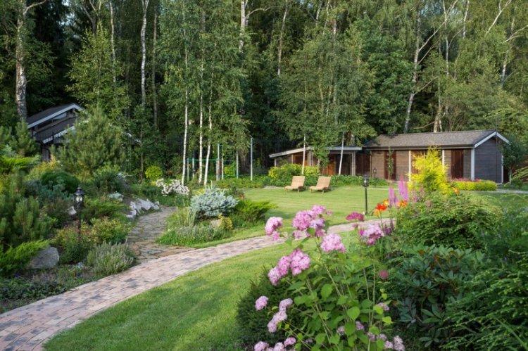 Allées de jardin - Aménagement paysager d'un chalet d'été photo