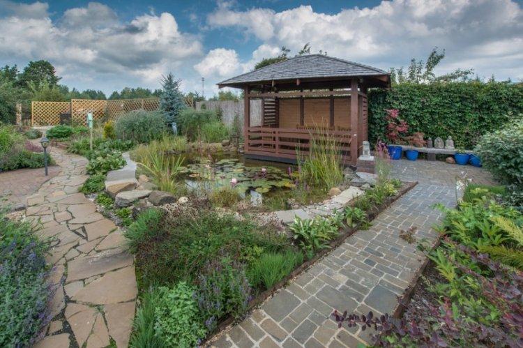 Allées de jardin - Aménagement paysager d'un chalet d'été photo