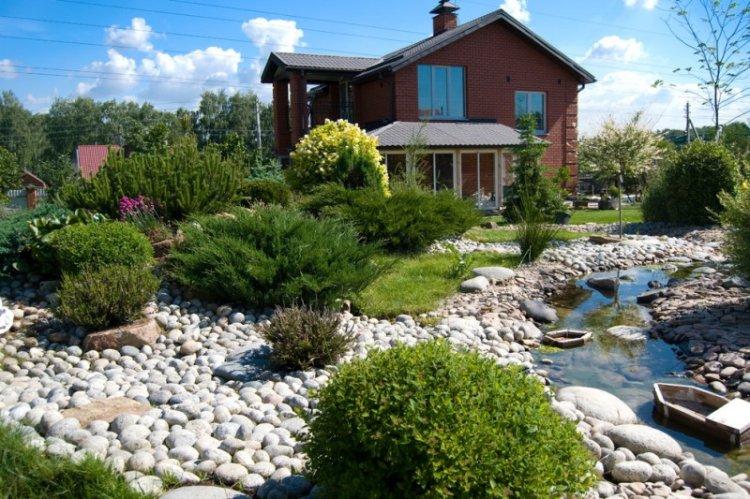 Réservoirs et fontaines - Aménagement paysager de la zone suburbaine photo