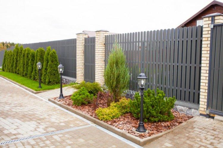 Clôture - Aménagement paysager de la zone suburbaine photo