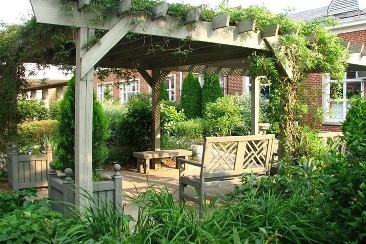 Bancs et balançoires - Aménagement paysager d'un chalet d'été photo