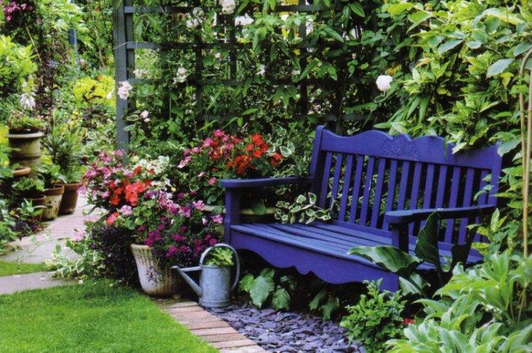 Bancs et balançoires - Aménagement paysager d'un chalet d'été photo