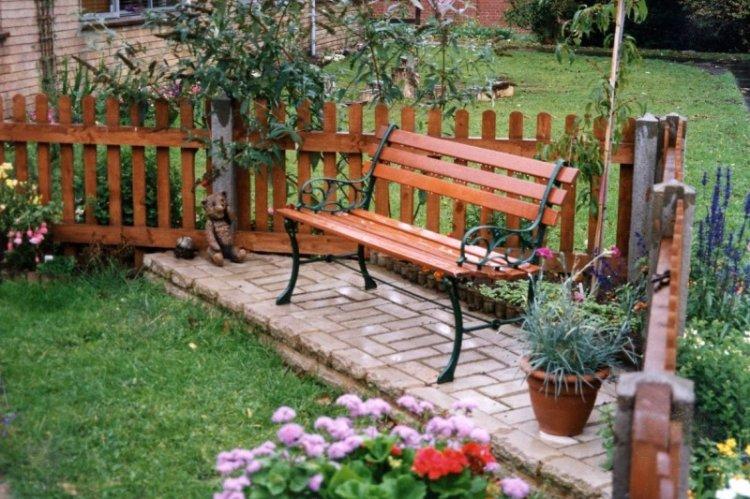 Bancs et balançoires - Aménagement paysager d'un chalet d'été photo