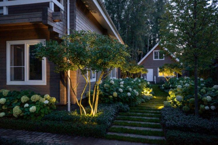 Éclairage - Aménagement paysager de la zone suburbaine photo