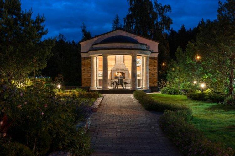 Éclairage - Aménagement paysager de la zone suburbaine photo