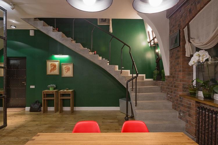 Escaliers en béton au deuxième étage