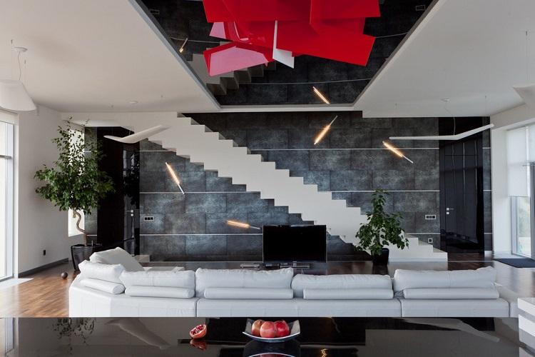 Escaliers menant au deuxième étage - photos d'intérieurs réels