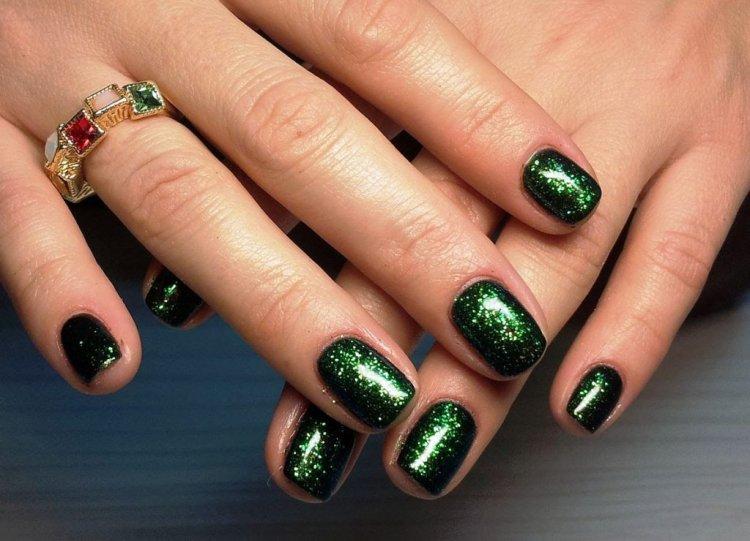 Manucure d'été 2020 avec des paillettes