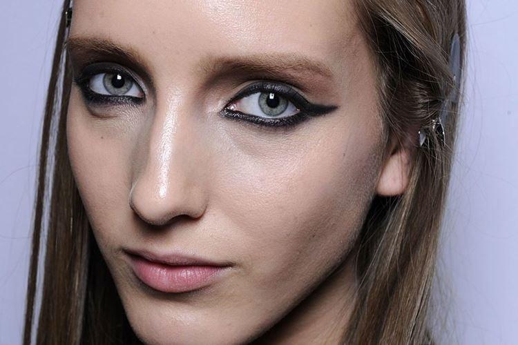 Eyeliner noir - Erreurs de maquillage pour les yeux bleus