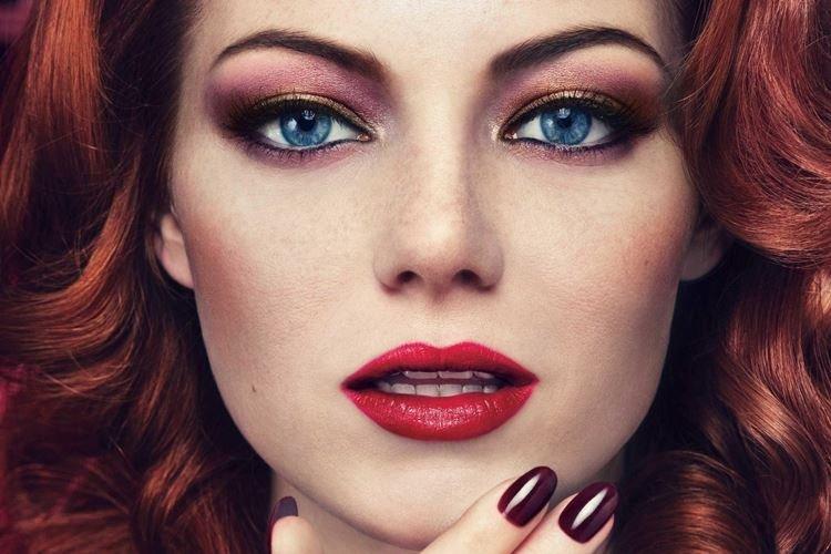 Maquillage yeux bleus et cheveux roux