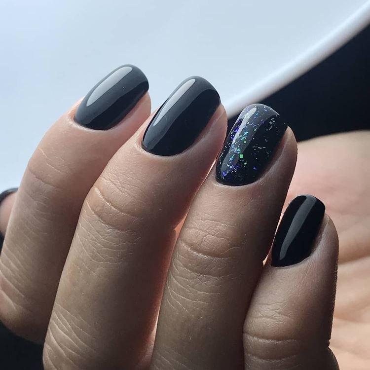 Manucure foncée pour ongles courts 2020