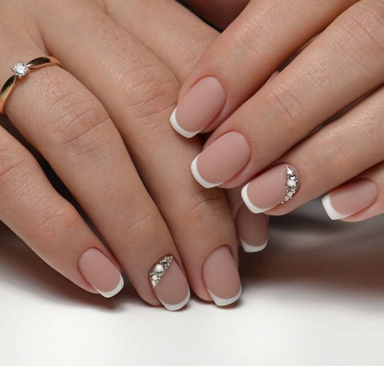 Manucure française pour ongles courts 2020