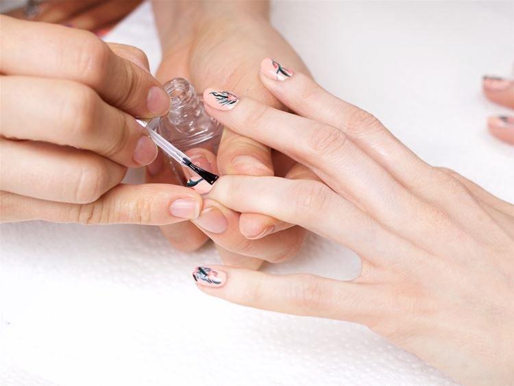 Manucure légère pour ongles courts 2020