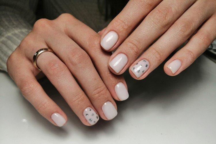 Manucure légère pour ongles courts 2021