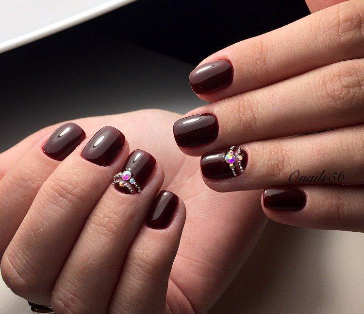 Manucure foncée pour ongles courts 2021