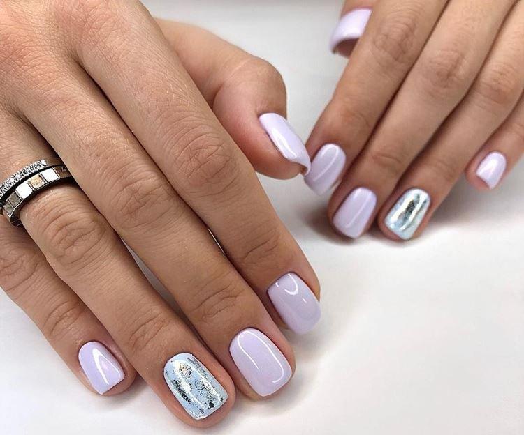 Manucure avec vernis gel pour ongles courts