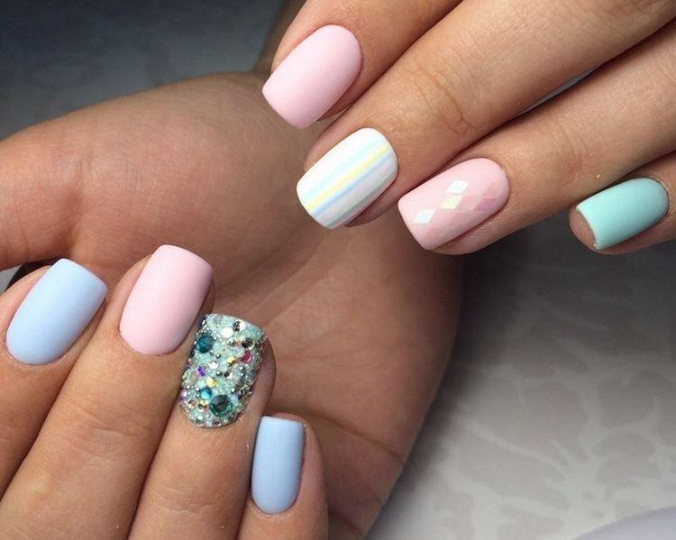 Manucure pour ongles courts - couleurs délicates