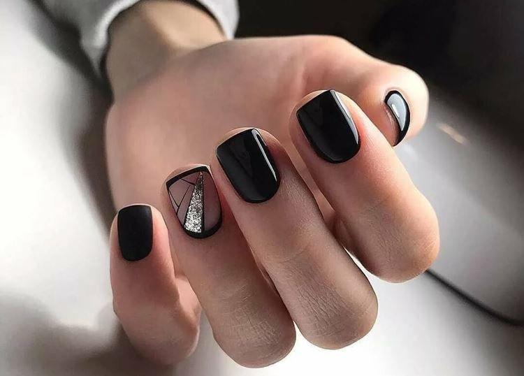 Manucure foncée pour ongles courts