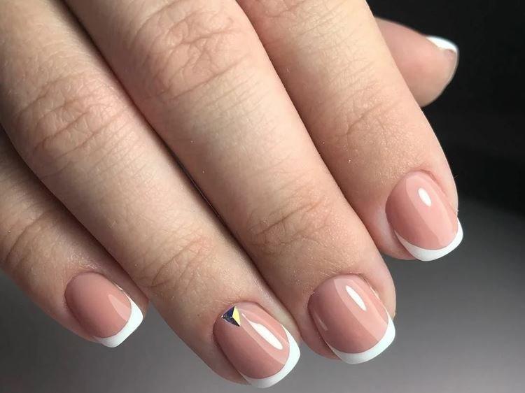 Manucure française pour ongles courts