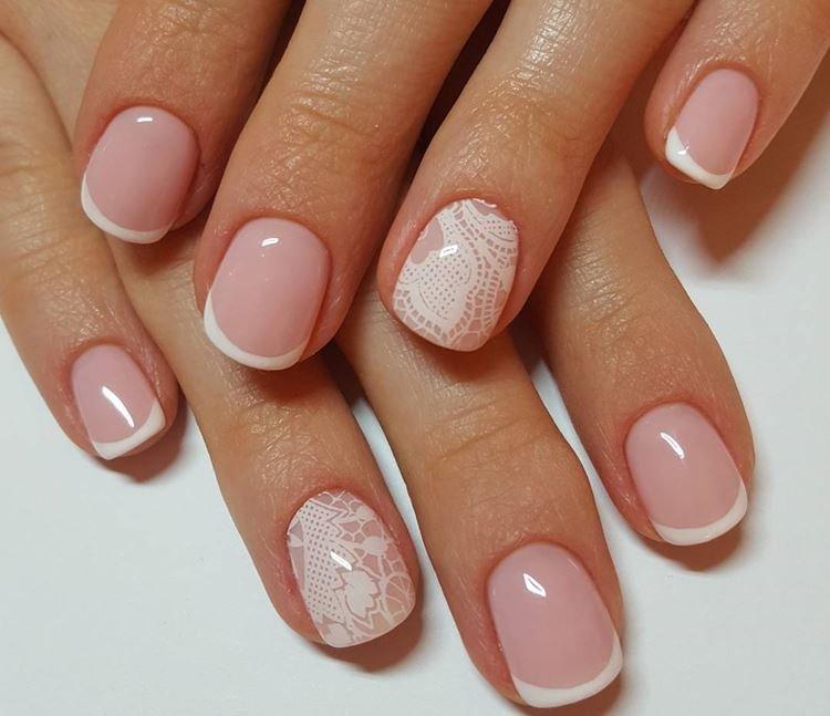 Manucure française pour ongles courts