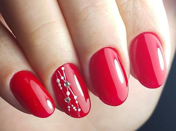 Manucure rouge pour ongles courts