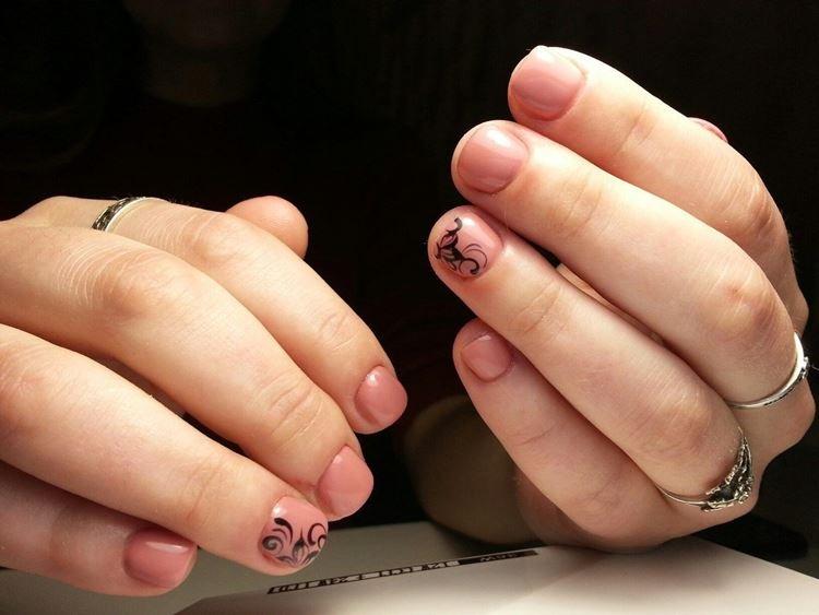 Manucure pour ongles très courts