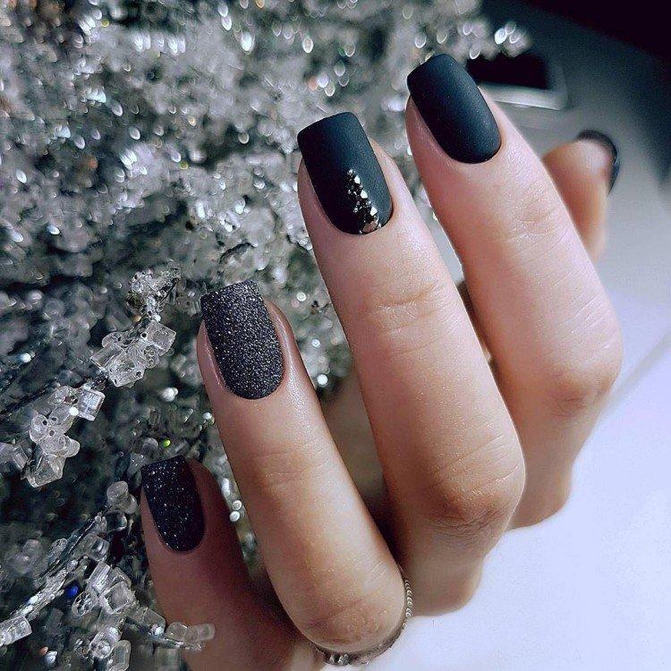 Manucure sombre pour le nouvel an 2021