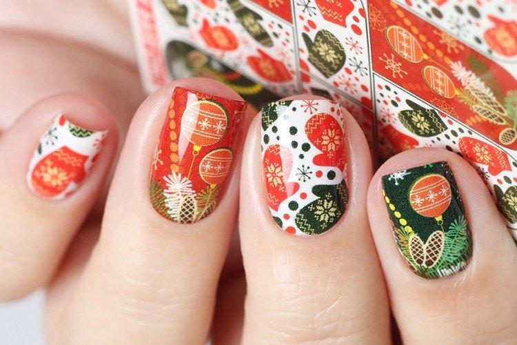 Manucure avec autocollants 3D pour le nouvel an 2021