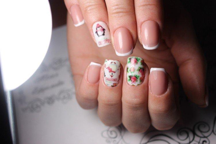 Manucure avec autocollants 3D pour le nouvel an 2021