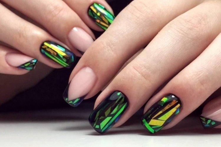 Manucure en verre brisé pour le nouvel an 2021