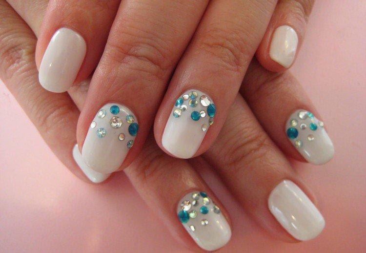 Manucure avec strass pour le nouvel an 2021