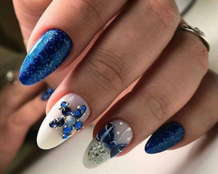 Manucure avec strass pour le nouvel an 2021