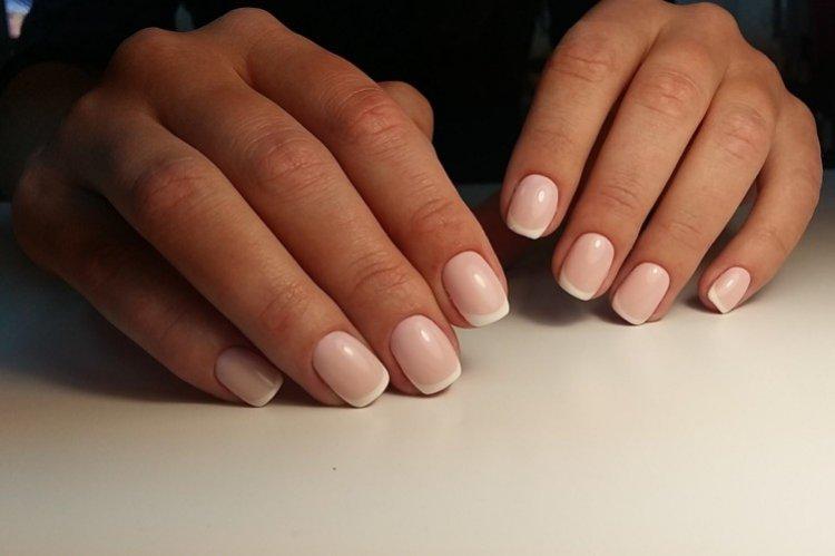 French Elegant - Manucure à l'école pour ongles courts