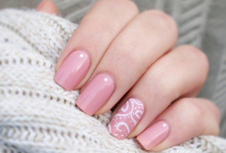 Rose romantique - Manucure à l'école pour ongles courts