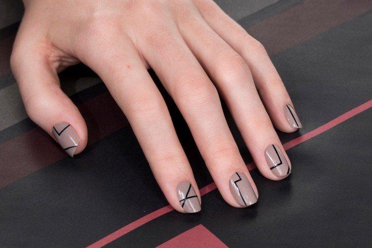 Géométrie simple - Manucure à l'école pour ongles courts