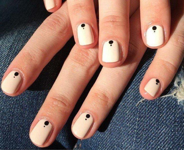 Minimalisme laconique - Manucure à l'école pour ongles courts