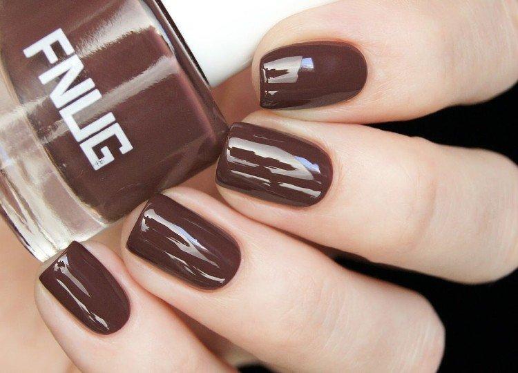 Nuances de café - Manucure à l'école pour les ongles courts