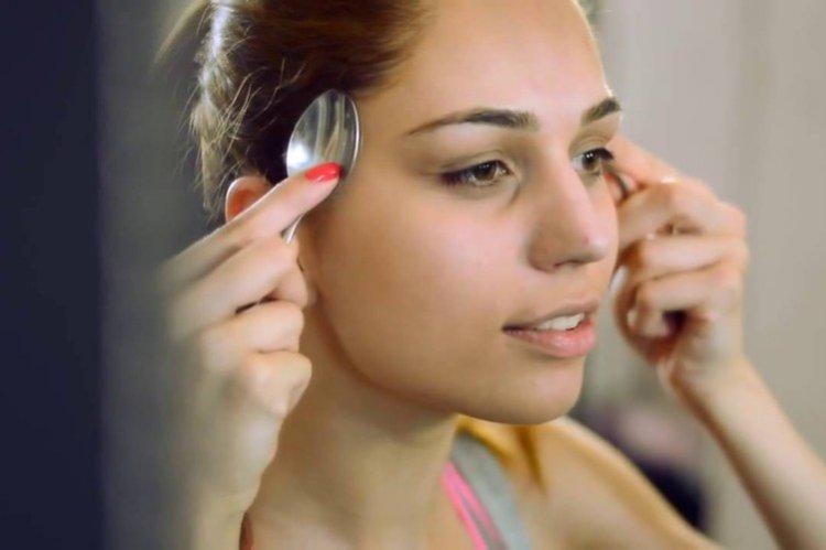 Massage du visage avec des cuillères