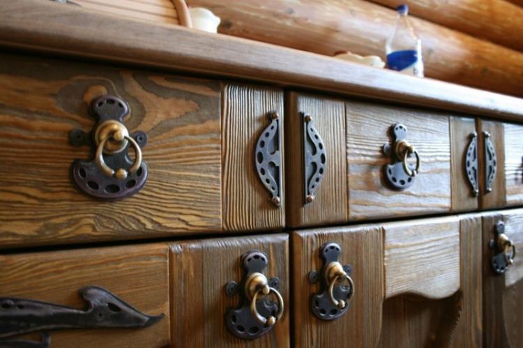 Fixation sur charnières en acier - Méthodes de fixation des poignées de meubles