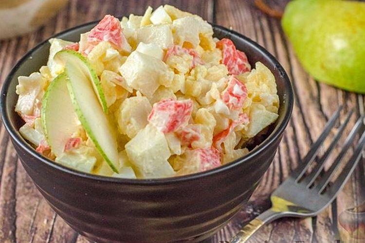 Salade aux bâtonnets de crabe et poire - salades pour le nouvel an 2021