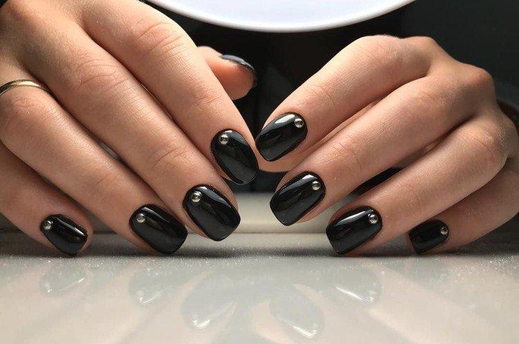 Noir - Couleurs tendance de la manucure 2020-2021