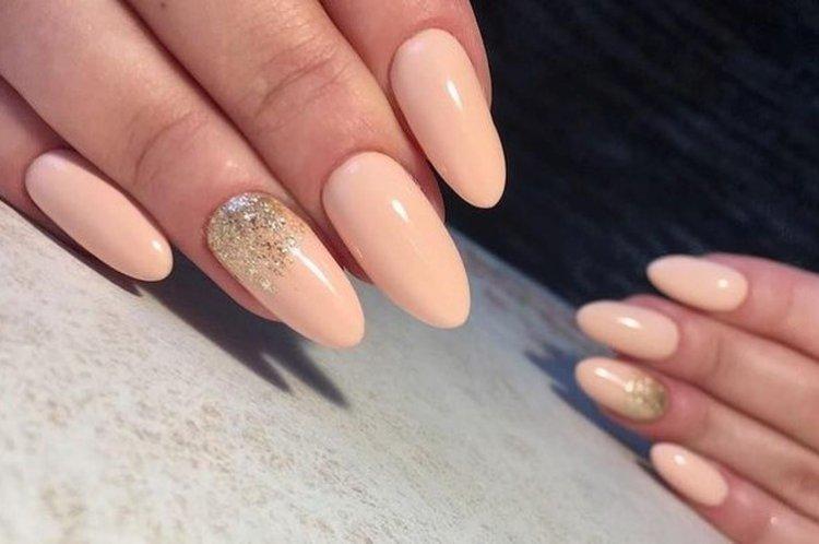 Peach nude - Couleurs à la mode de la manucure 2019-2020